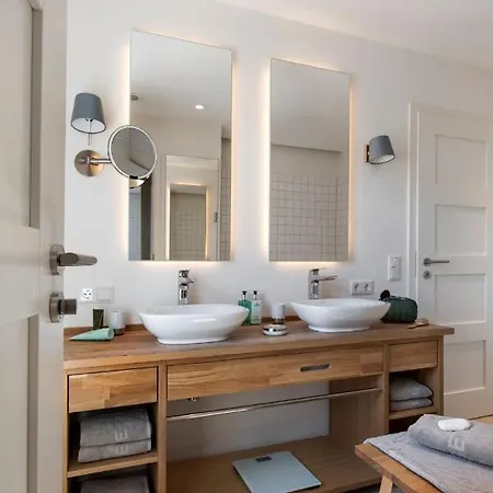 Reetdorf Geltinger Birk Kuenstlerkate Herbststurm *